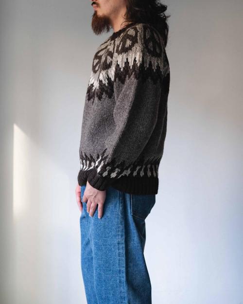 PEACE PATTERN KNIT CREW