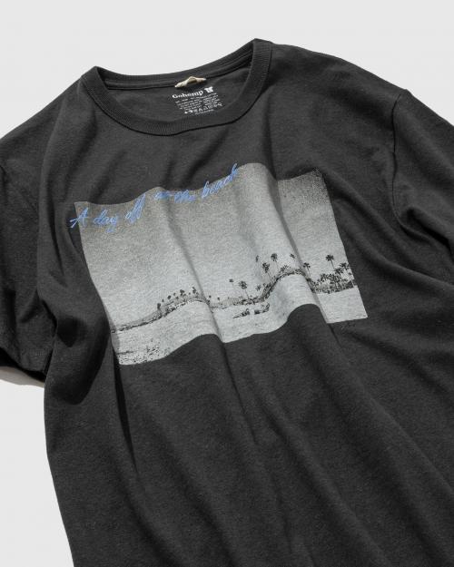 A day off at the beach BASIC S/SL TEE