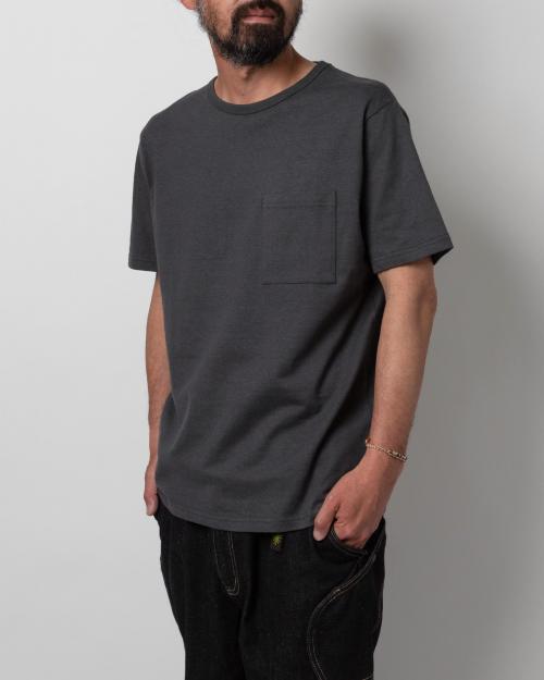 BASIC FITS POCKET TEE